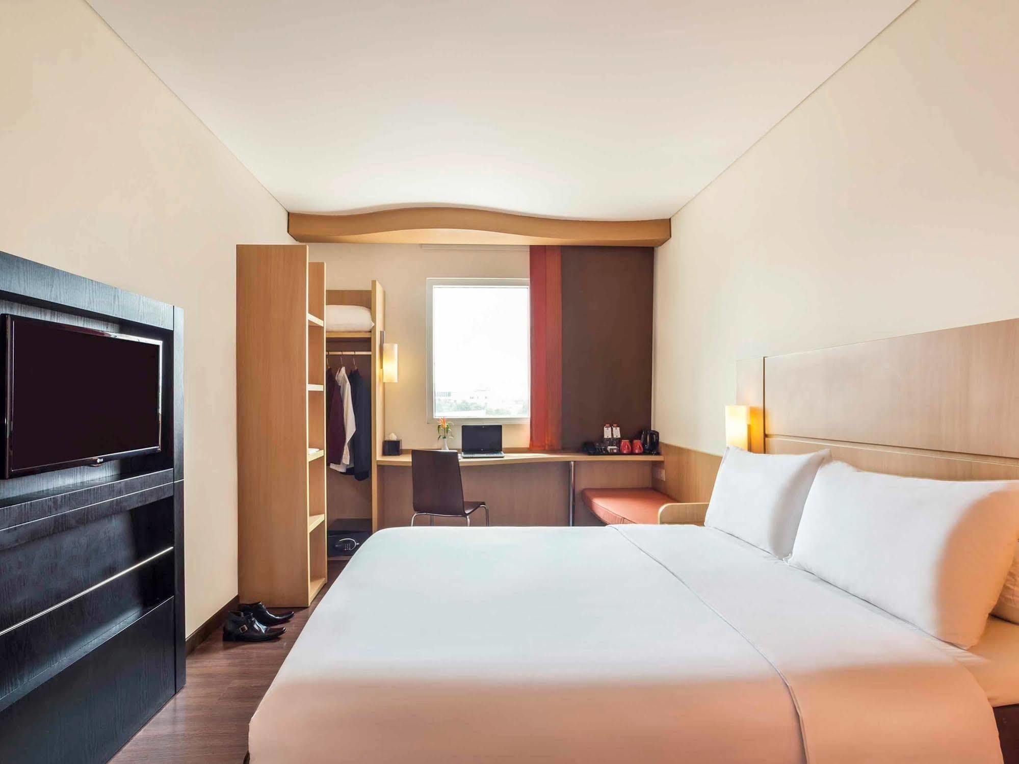 Ibis Surabaya City Center Exterior foto